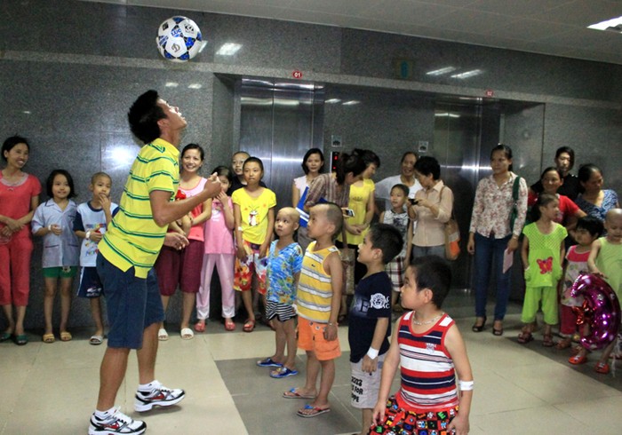 Các cháu bé rất hứng thú trước màn biểu diễn của Nguyễn Văn Quyết